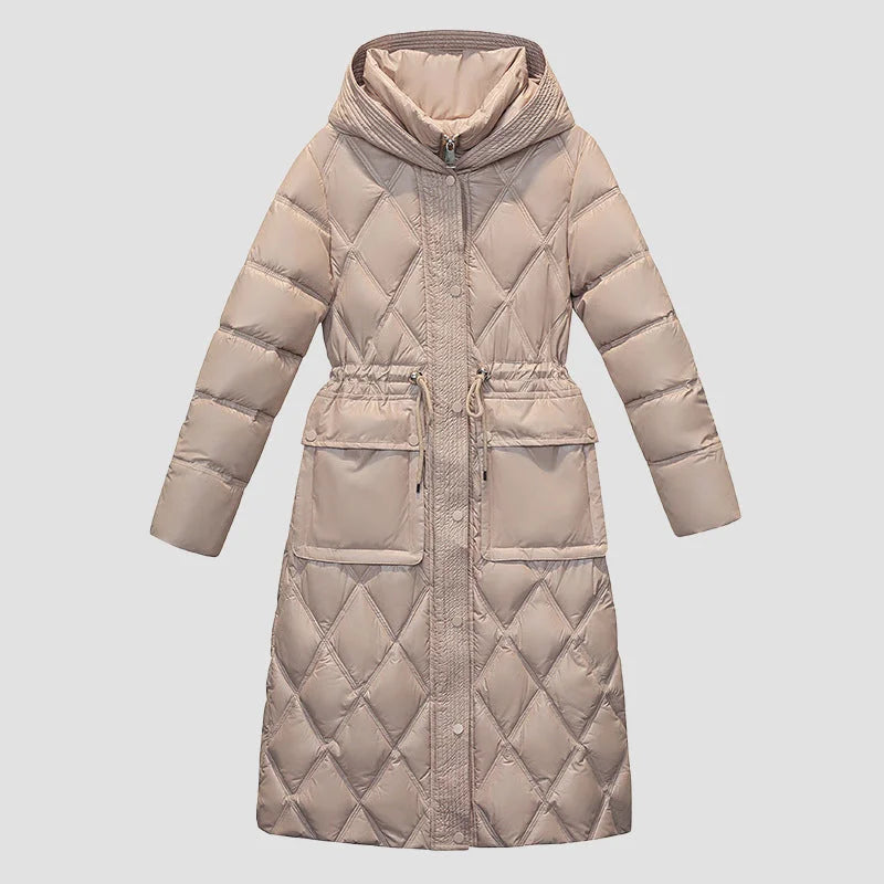Cappotto lungo da donna, trapuntato e caldo, ideale per le giornate fredde. Moda invernale elegante e di tendenza.