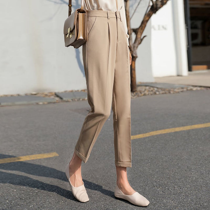 Moda: pantaloni da donna eleganti con vita alta e taglio affusurato, ideali per occasioni casual e formali.