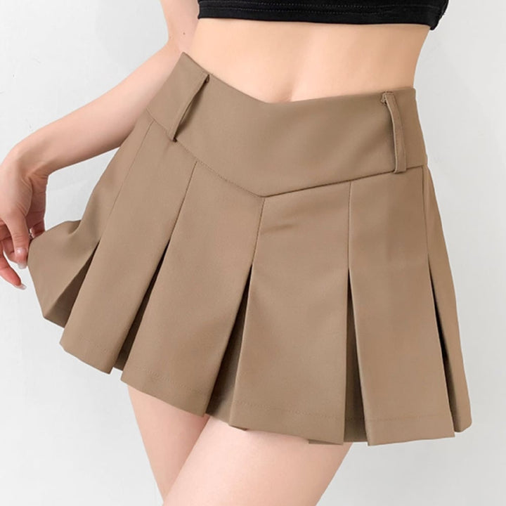 Elegante gonna mini a campana pieghettata con vita a V. Ideale per outfit primavera donna casual-chic.