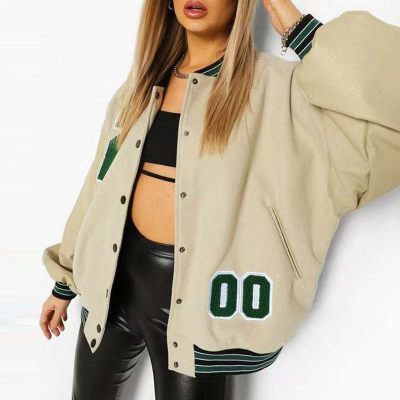 Elegante giacca donna invernale stile baseball, con dettagli a lettere e chiusura a bottoni, per un look trendy.