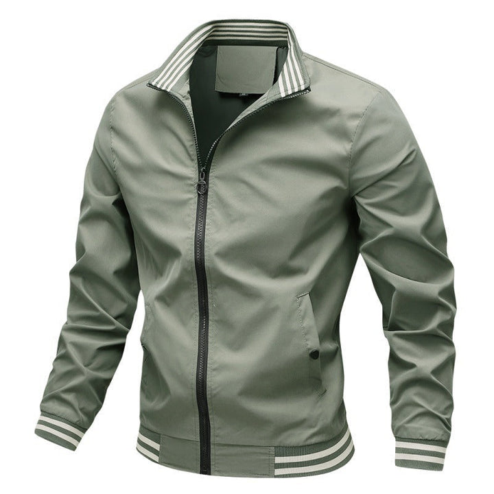 Giacca leggera uomo casual con collo alto e tasche laterali. Ideale per autunno e primavera.