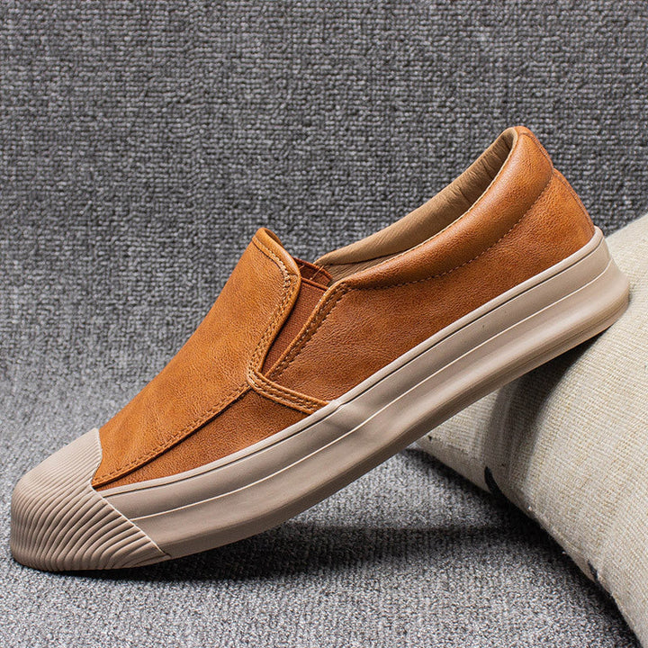 Eleganti scarpe da uomo sneakers, perfette per comfort quotidiano e stile versatile. Ideali per il passeggio.