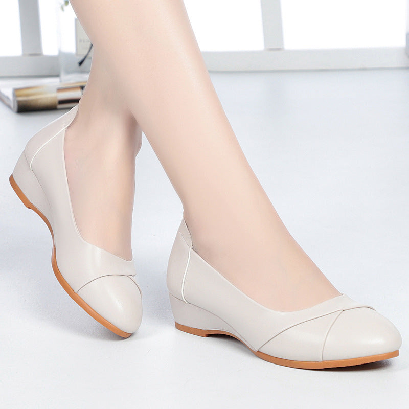 Scarpe donna con tacco basso e punta tonda. Design casual e confortevole, ideali per primavera e stile quotidiano.