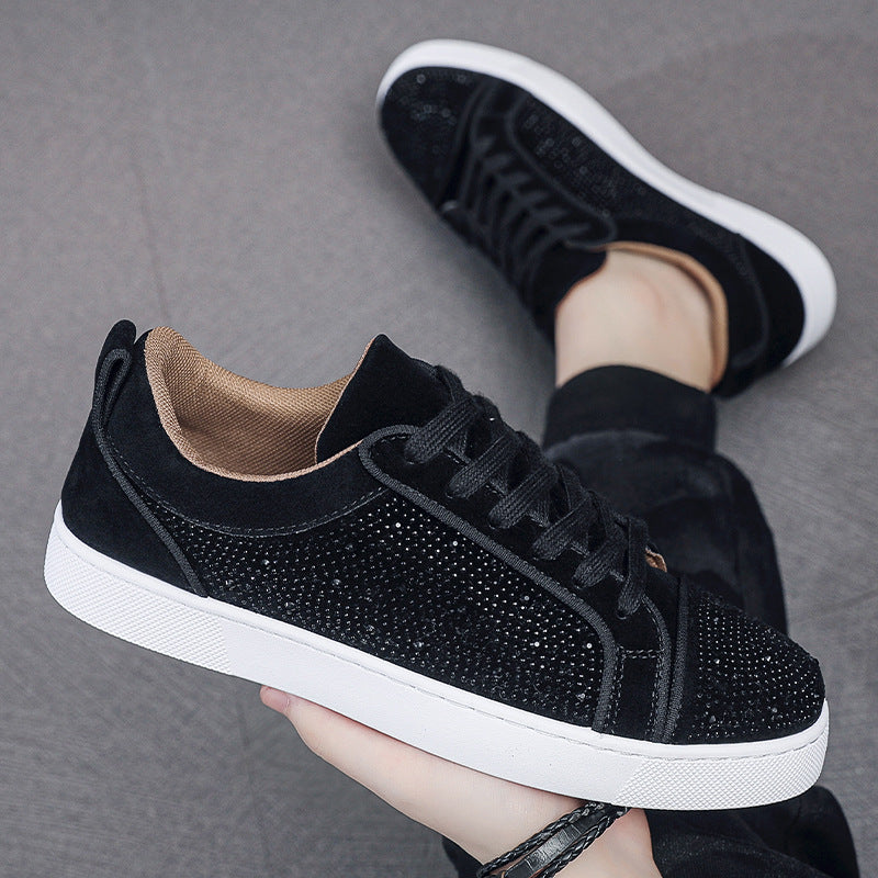 Scarpe sportive uomo nere traspiranti e basse. Perfette sneakers casual per comfort quotidiano e aderenza versatile.