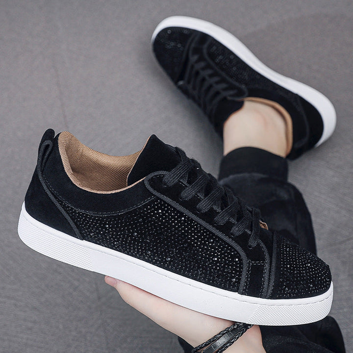 Scarpe sportive uomo nere traspiranti e basse. Perfette sneakers casual per comfort quotidiano e aderenza versatile.