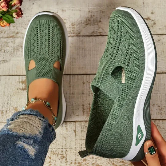 Dettaglio del tessuto traspirante sulle scarpe sportive slip-on da donna, con suola ammortizzata per massimo comfort.