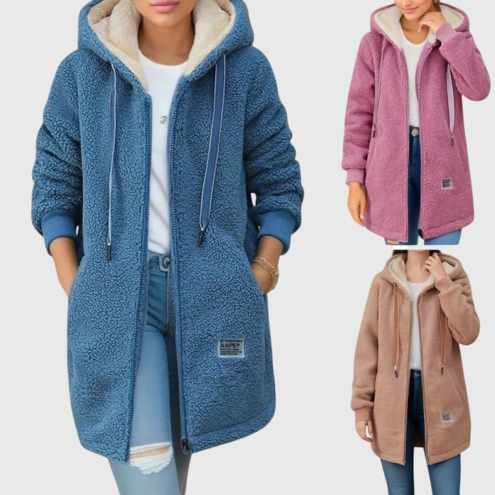 Giacca in pile donna alla moda, con cappuccio per calore extra. Perfetta per look casual invernali.