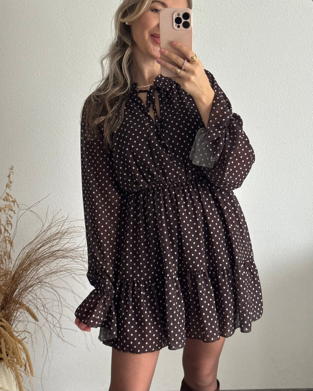 Vestito estivo donna a pois marrone. Abito casual versatile con vita elastica per comfort e stile quotidiano, maniche lunghe.