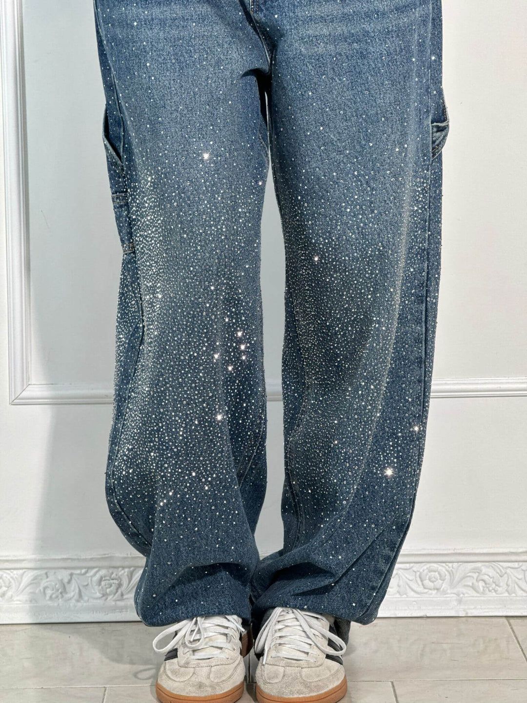 Moda donna: jeans balloon con strass, gamba larga per un tocco di eleganza casual.