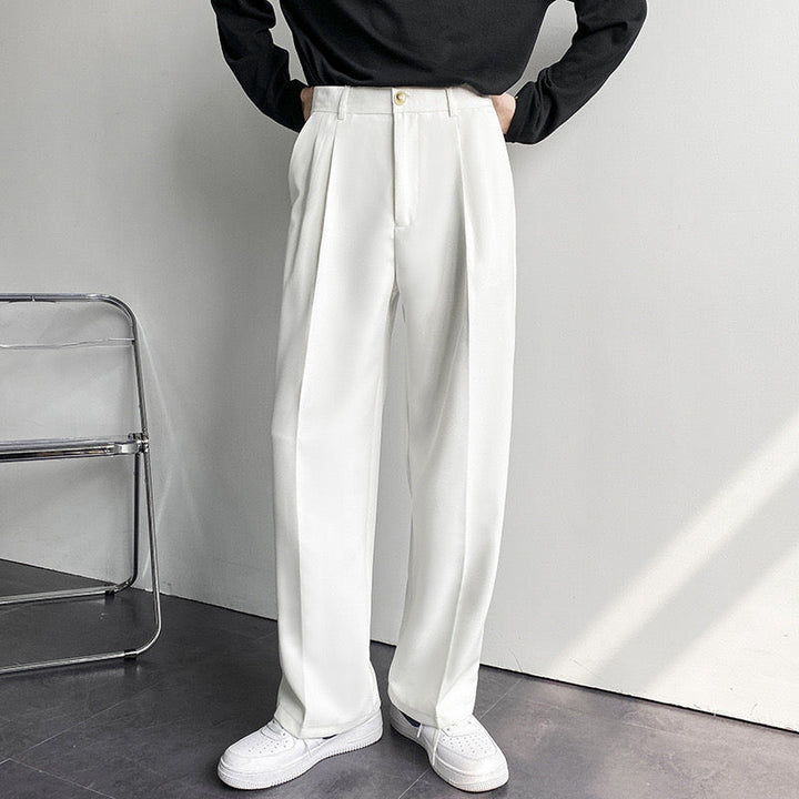 Pantaloni bianchi uomo slim fit eleganti. Design sartoriale con pieghe per un look raffinato. Ideali per eventi formali.