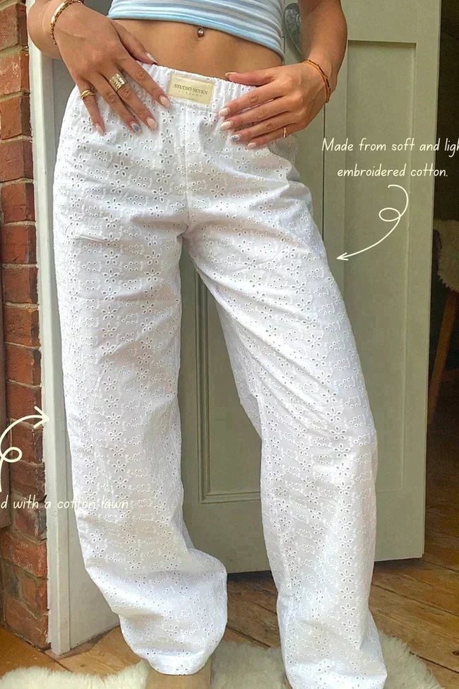Donna con pantaloni a righe, stile casual chic e rilassato per la primavera/estate.