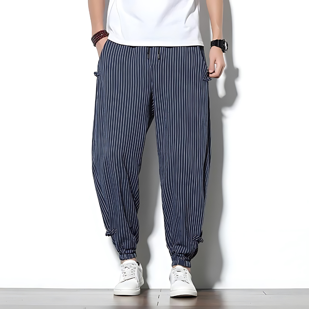 Pantaloni uomo, modello chino a gamba dritta. Design moderno e vestibilità comoda per un comfort duraturo.