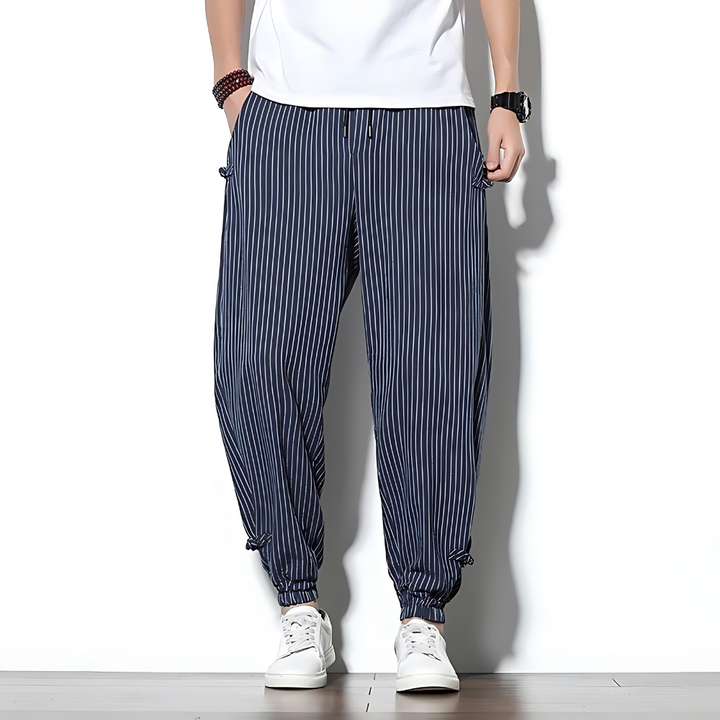 Pantaloni uomo, modello chino a gamba dritta. Design moderno e vestibilità comoda per un comfort duraturo.