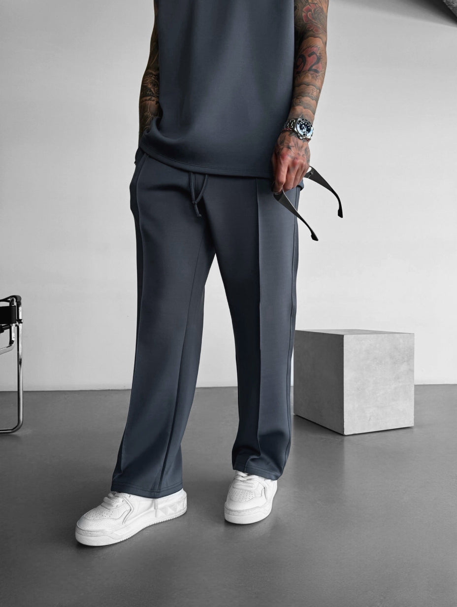 Completo due pezzi uomo, top sleeveless e pantaloni sartoriali, per un comfort estivo superiore.