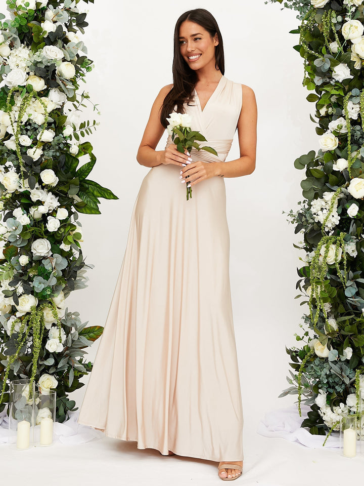 Vestito multiuso elegante per damigella o invitata, stile versatile e raffinato.