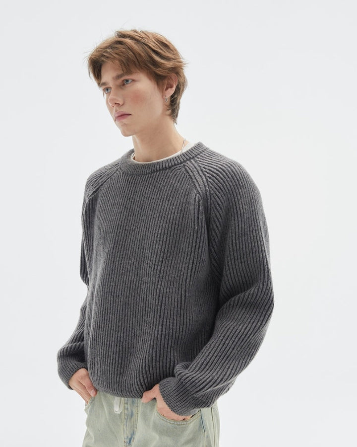 Maglione uomo girocollo morbido e grigio, con design a spalle scese, per un look maschile comodo e alla moda.