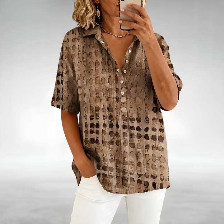 Top traforato donna, con colletto e bottoni. Tessuto traspirante e alla moda, ideale per l'estate.