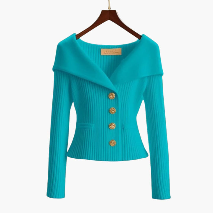 Dettaglio ravvicinato: gilet cardigan corto donna a coste, texture morbida e bottoni eleganti.