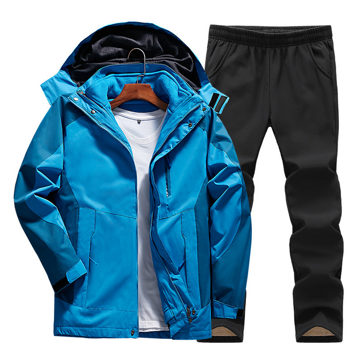 Donna in completo sportivo 3 in 1 per trekking, giacca impermeabile e pantaloni escursione per avventure outdoor.