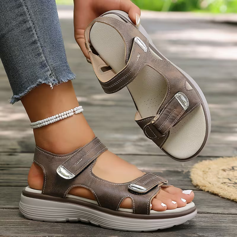 Primo piano sandali donna con plateau, perfetti per un look estivo chic e confortevole.