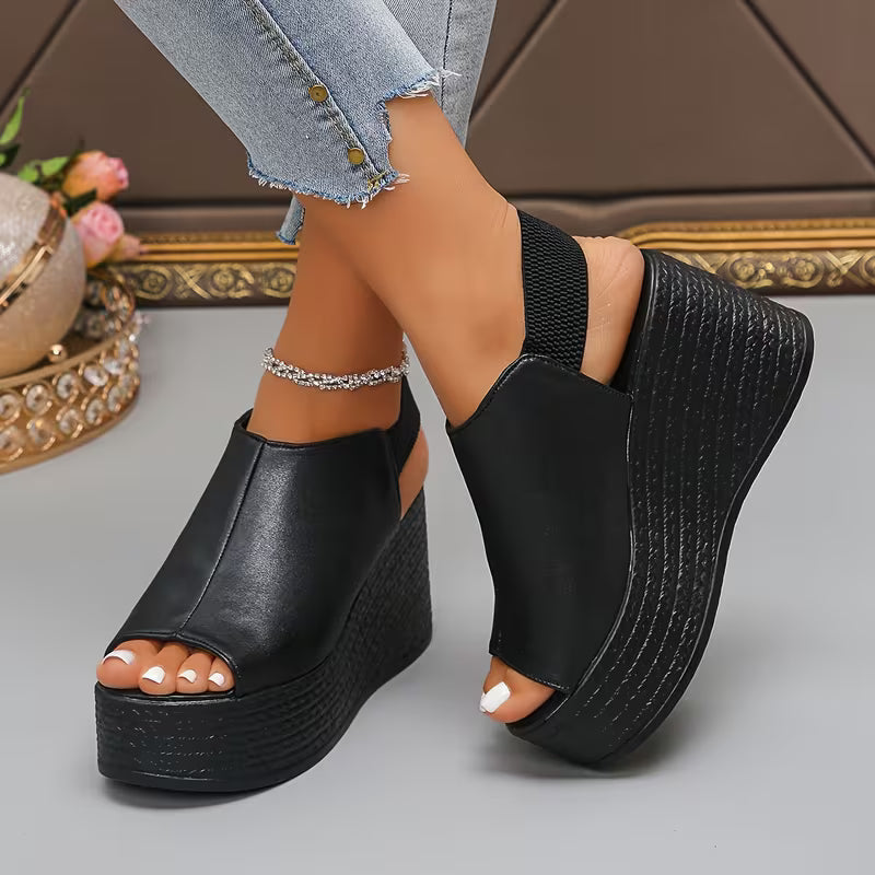 Sandali eleganti da donna con zeppa e cinturino slingback, ideali per uno stile estivo sofisticato e chic.