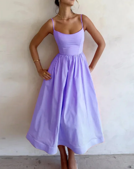 Moda donna: splendido abito midi svasato senza maniche, versatile per feste, eventi e look estivi.