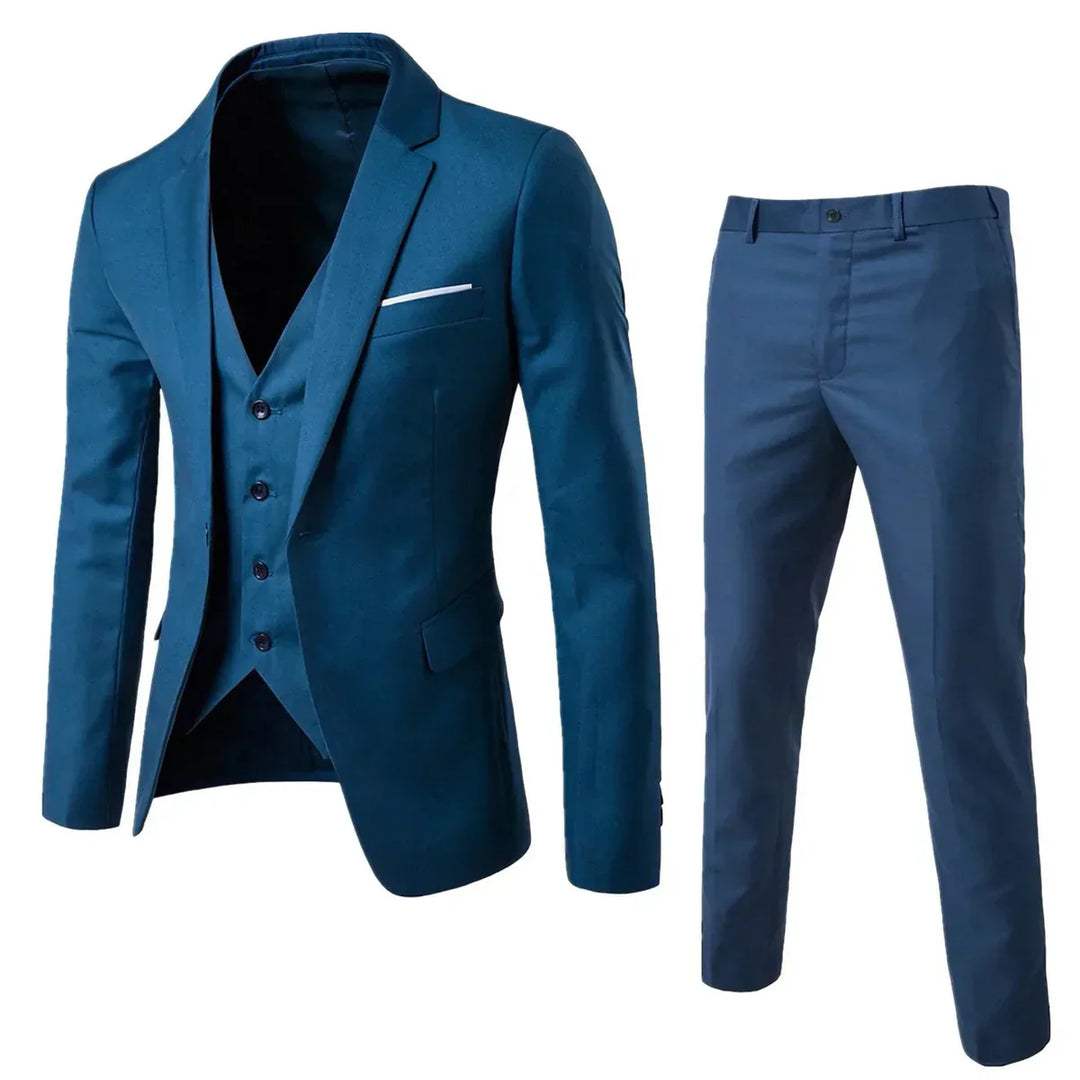 Abbigliamento formale: completo uomo 3 pezzi. Giacca, gilet e pantaloni eleganti per ufficio e cerimonia.