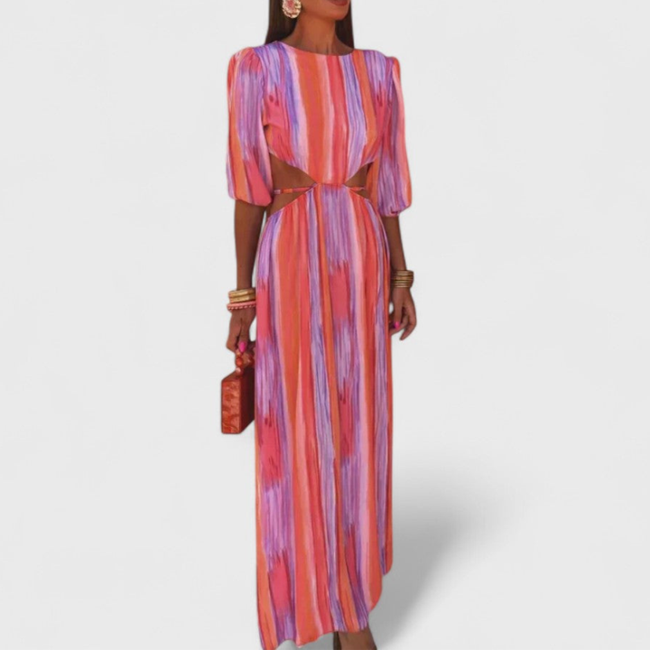 Donna in abito lungo estivo casual chic, dal design fluido. Ideale per un look da vacanza o una serata elegante.