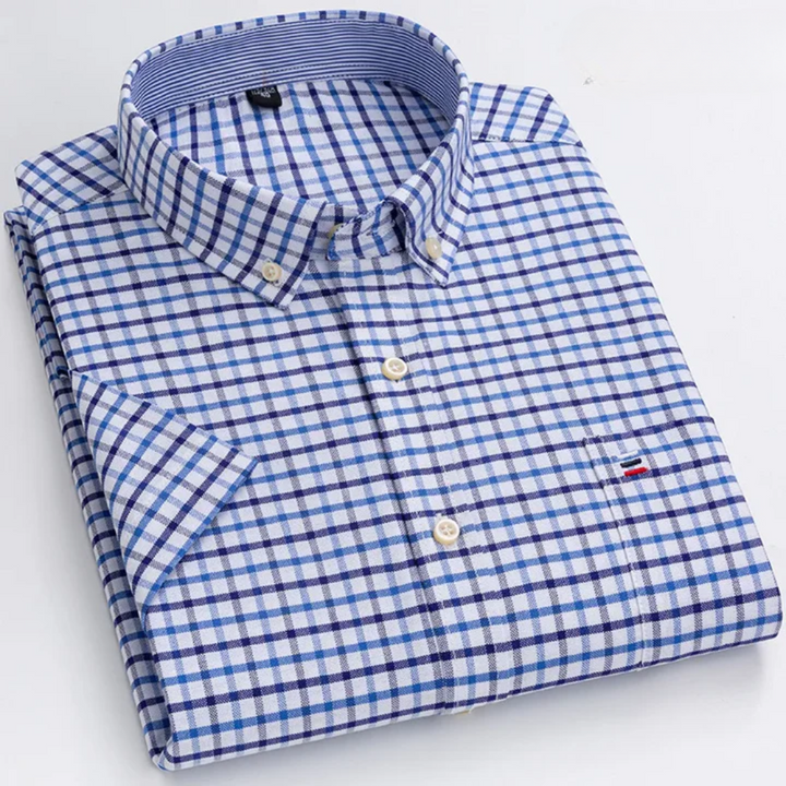 Dettaglio motivo classico camicia uomo elegante, maniche lunghe. Vestibilità sartoriale per abbigliamento versatile.
