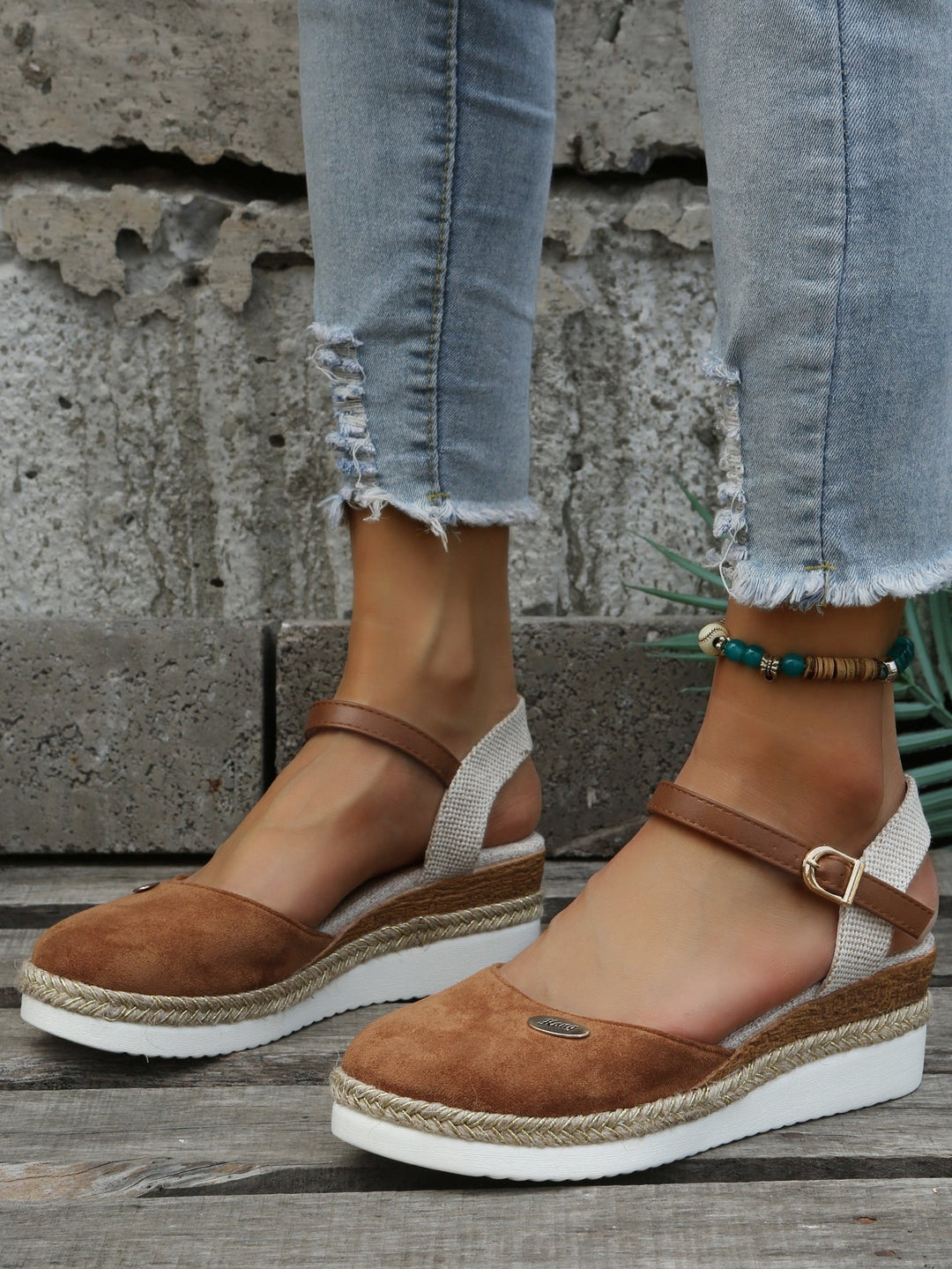 Espadrillas ortopediche da donna beige, con supporto plantare per massimo comfort estivo e passeggiate leggere.