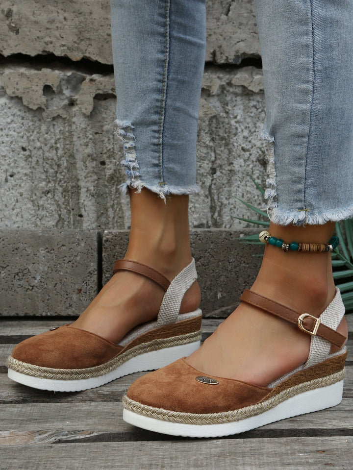 Espadrillas ortopediche da donna beige, con supporto plantare per massimo comfort estivo e passeggiate leggere.