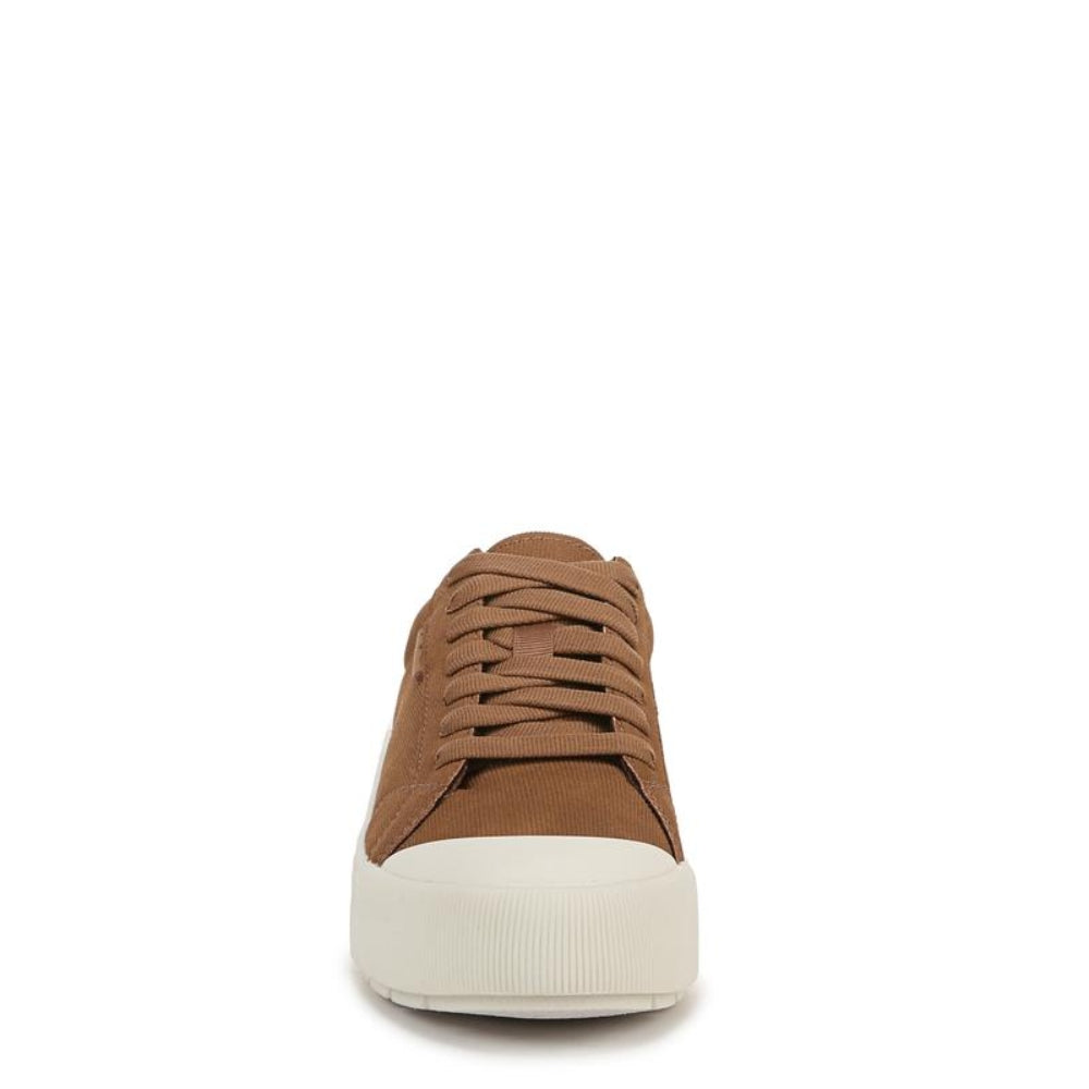Donna indossa sneakers platform Cloud, scarpe da ginnastica alla moda. Perfette per un look urbano e chic.