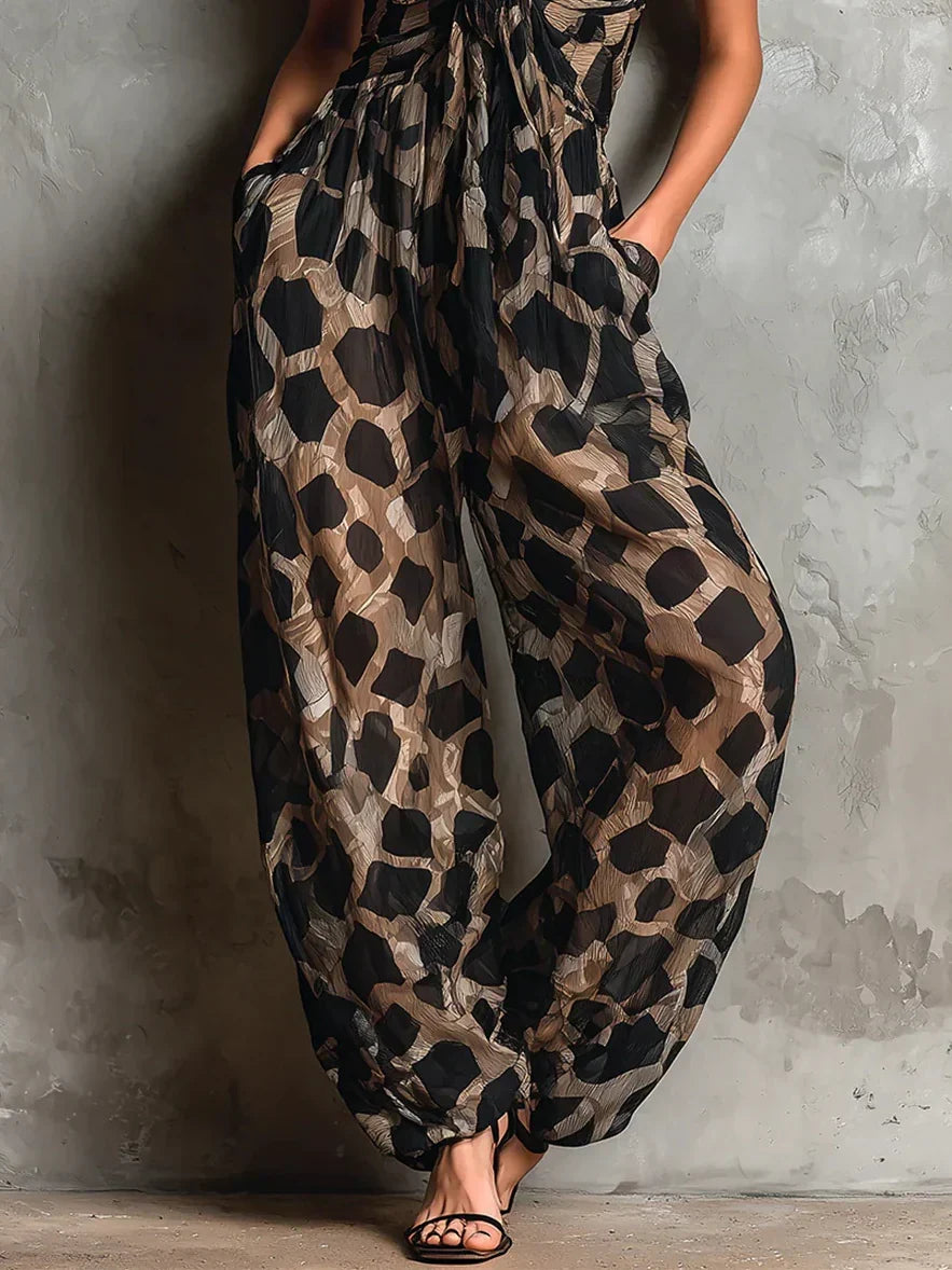 Jumpsuit estiva donna fantasia animalier, colore nero, nodo frontale. Abbigliamento elegante e chic da vacanza.