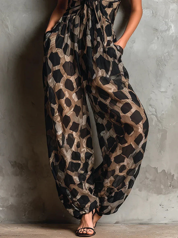 Jumpsuit estiva donna fantasia animalier, colore nero, nodo frontale. Abbigliamento elegante e chic da vacanza.
