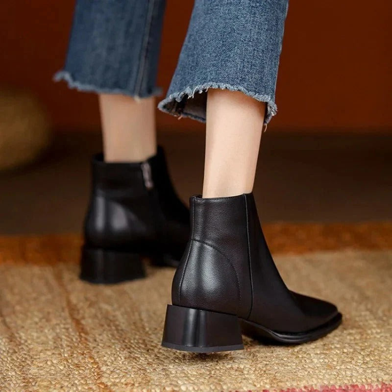 Stivaletti donna in vera pelle, neri, con comodo tacco basso. Calzature eleganti e pratiche per ogni look.