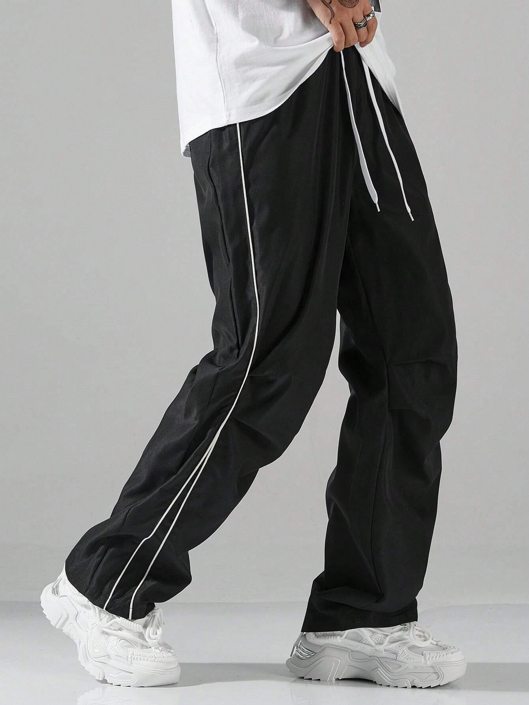 Pantaloni uomo streetwear con coulisse e gamba dritta, offrono massimo comfort per un look sportivo casual.
