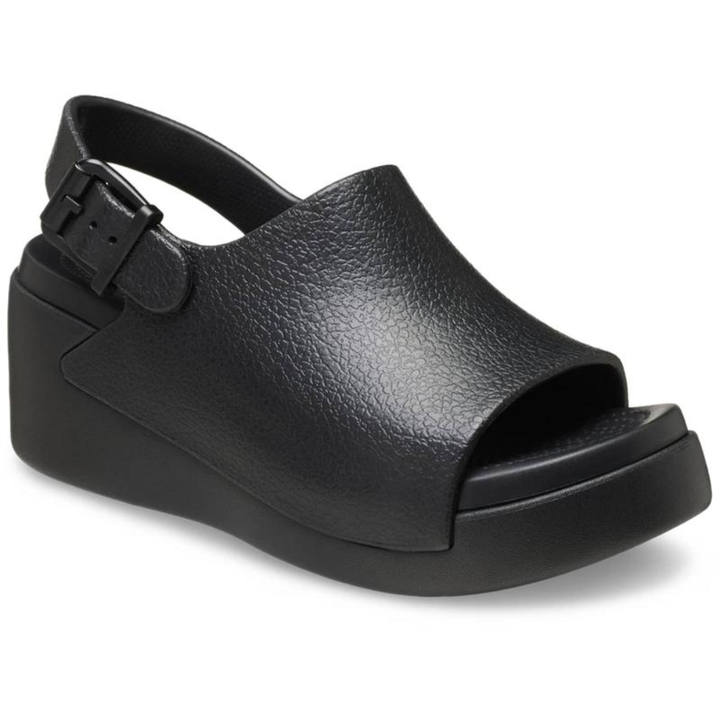 Dettaglio sandali donna con plateau e zeppa, stile slingback; calzature estive comode ed eleganti.