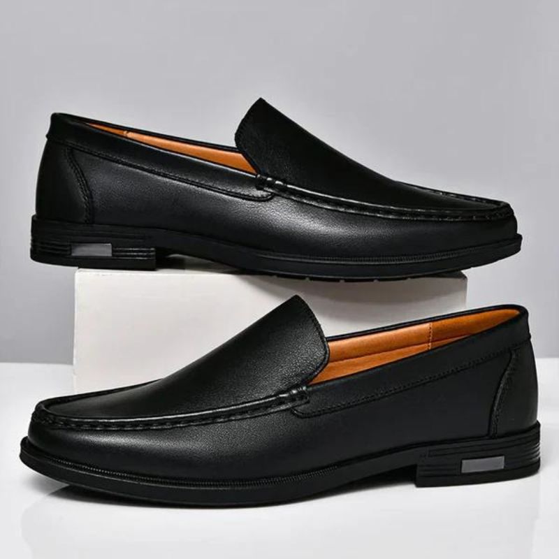 Eleganti mocassini da uomo in vera pelle blu navy, con cuciture bianche a contrasto e design slip-on classico.