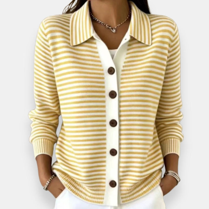 Cardigan donna a righe per un outfit quotidiano. Stile classico con bottoni e colletto, maglieria versatile per ogni stagione.