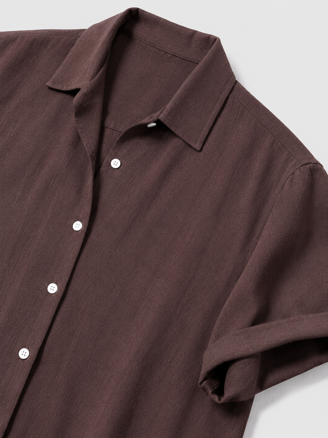 Camicia uomo maniche corte marrone moka, ideale per comfort e stile estivo versatile.
