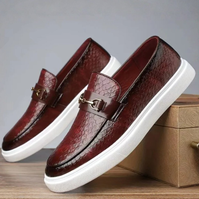 Eleganti mocassini uomo neri con fibbia, design effetto serpente. Scarpe comfort leggerezza per moda uomo.