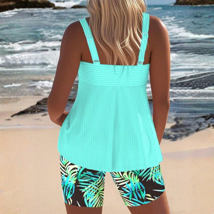 Tankini donna estivo: top a costine modellante e shorts con stampa tropicale vivace. Perfetto per vacanze.