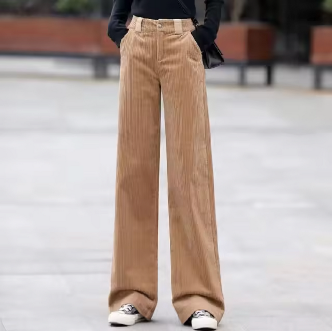 Pantaloni donna vita alta gamba larga in velluto a coste cachi. Comodi ed eleganti per look casual chic.