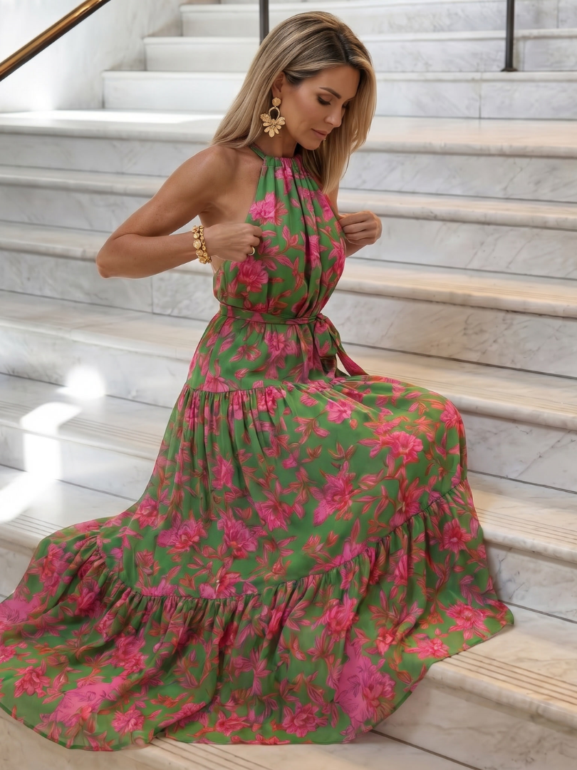 Abito midi drappeggiato da donna, collo halter. Vestito estivo versatile per look eleganti, chic, cerimonie e serate glamour.