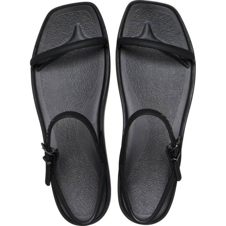 Dettaglio del cinturino slingback sui sandali donna con plateau, un tocco di eleganza estiva.