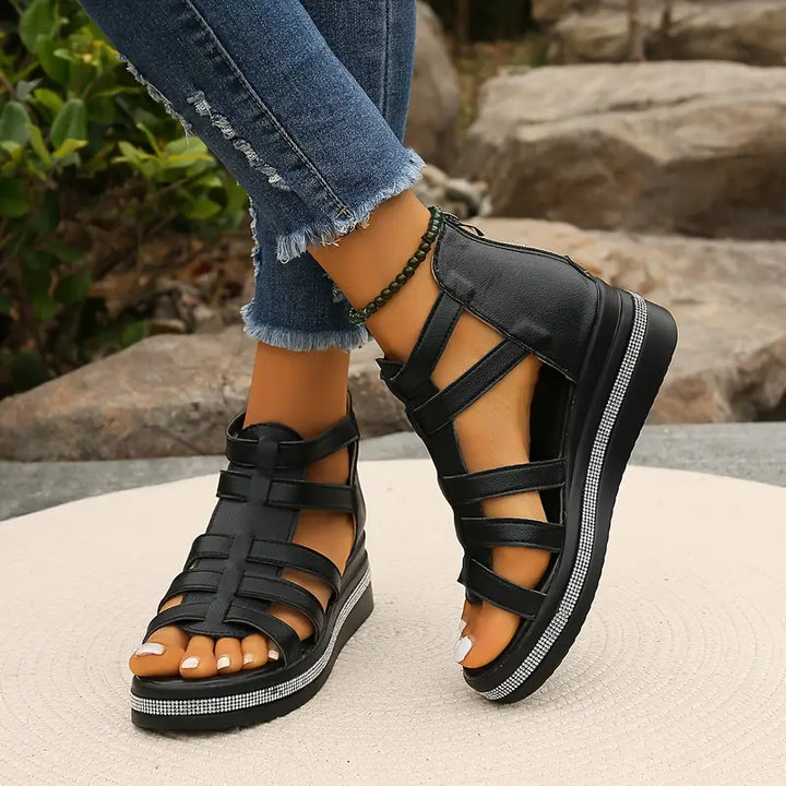 Sandali donna stile gladiatore in ecopelle marrone, ideali per un look estivo alla moda e sofisticato.