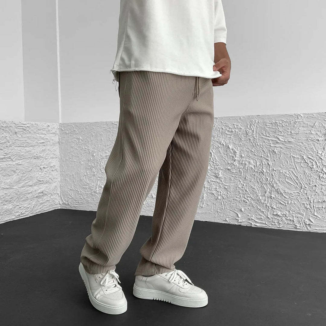 Pantaloni uomo grigi a vita regolabile, perfetti per athleisure e streetwear. Comodi e con vestibilità moderna.