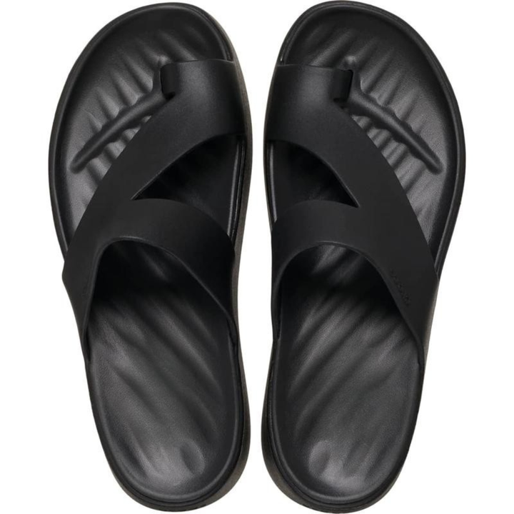 Sandali infradito platform da donna neri, scarpe eleganti per l'estate con design moderno e confortevole.