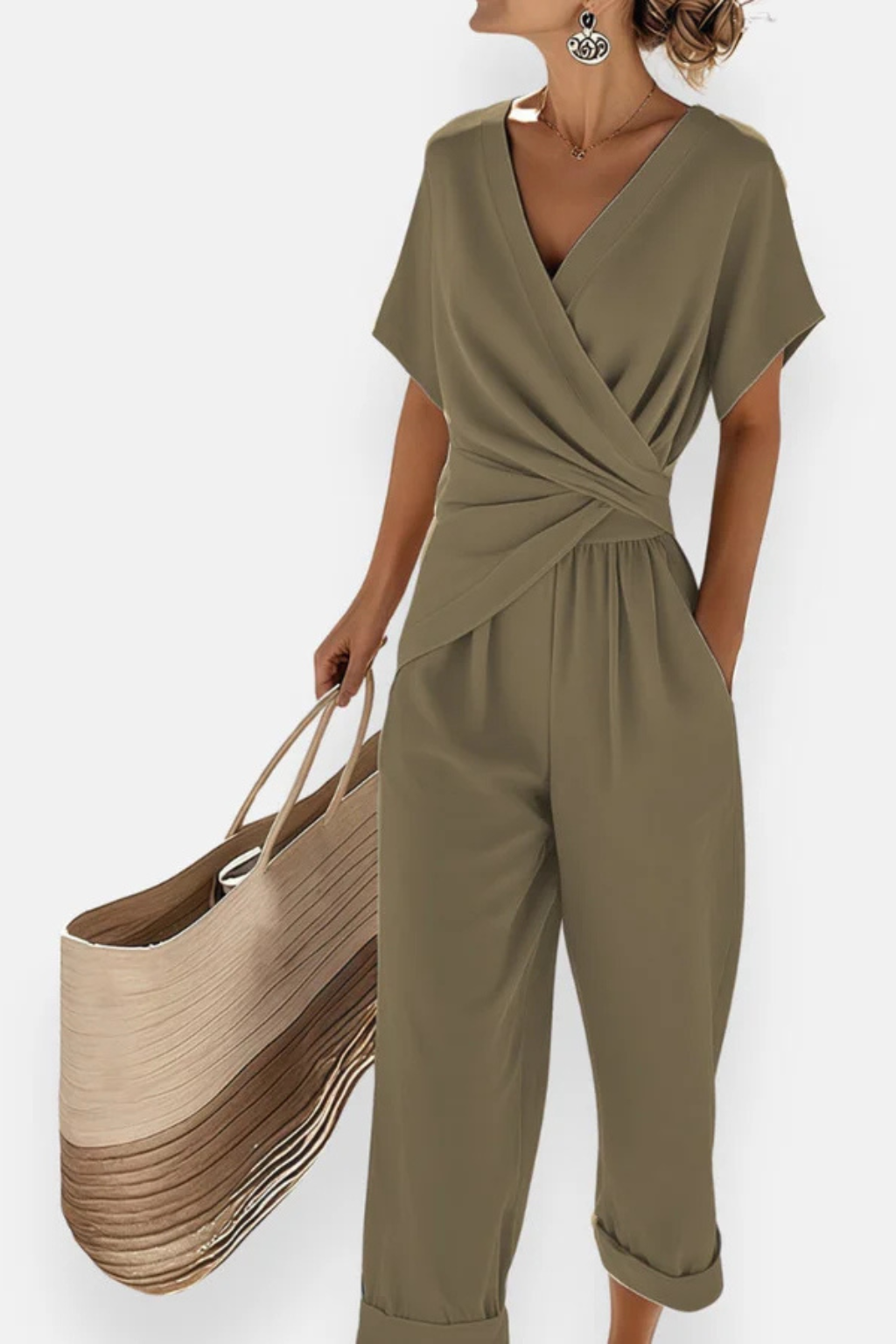 Tuta corta donna leggera, scollo a V e tasche laterali. Outfit estivo comodo e versatile, ideale per look casual.