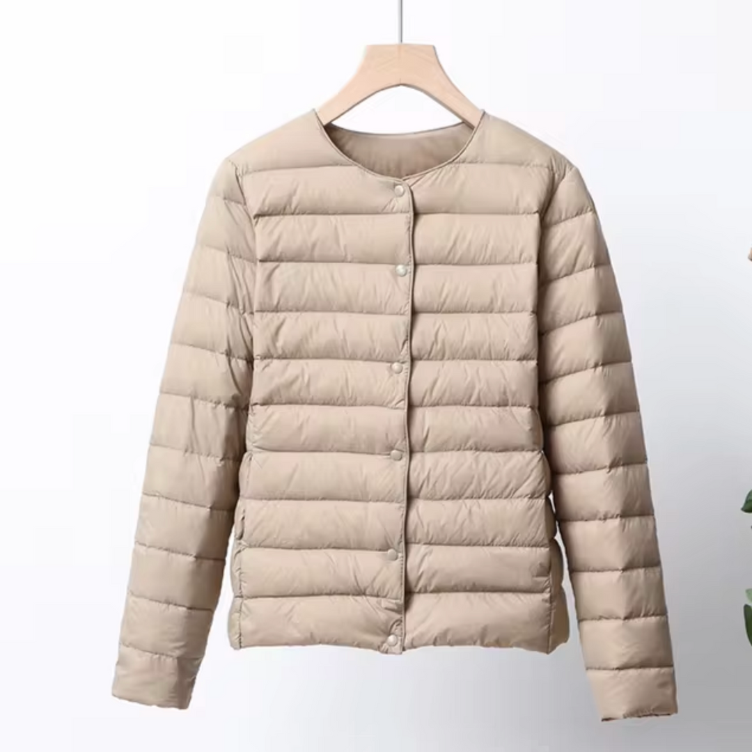 Elegante piumino donna per moda autunno/inverno. Leggero e versatile, adatto a vari outfit, casual e chic.